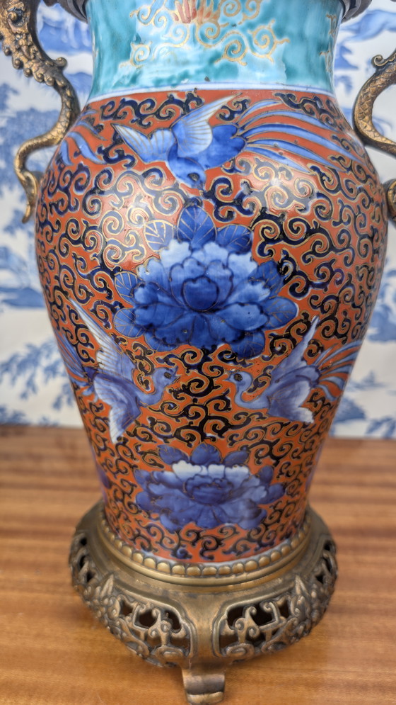 Image 1 of Jarrón balaustre japonés Hichozan Shinpo Porcelana de Arita y bronce Periodo Edo tardío (1830-1850)