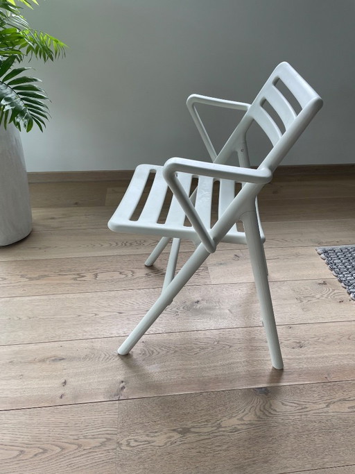 Silla plegable inflable Magis blanca con reposabrazos