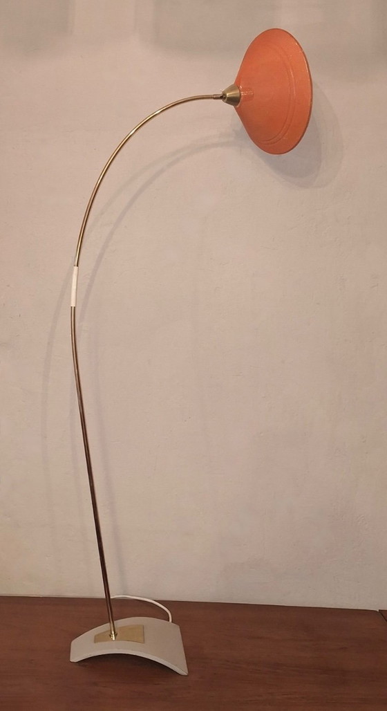 Image 1 of Lampadaire arqué en laiton et métal perforé, style moderne du milieu du siècle, années 1960