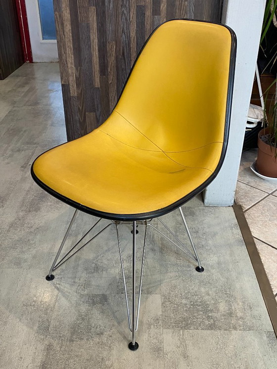 Image 1 of Sedia vintage anni '50/'60/'70 di Eames Herman Miller in fibra di vetro rivestita in vinile giallo.