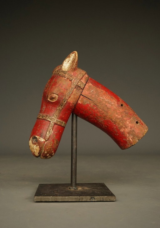Cabeza de caballo india policromada del siglo XIX