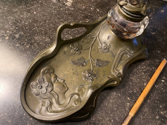 Art Nouveau inktpot en pennenhouder, gesigneerd R. Elias - Jonge vrouw met bloemen – Decoratieve objecten (photo 4 of 6)