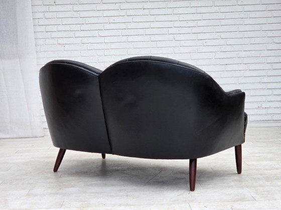 Skandinavisches Sofa aus den 1960er Jahren, bezogen mit schwarzem Möbelleder. – 2 Sitzer Sofas, Wood (photo 8 of 18)