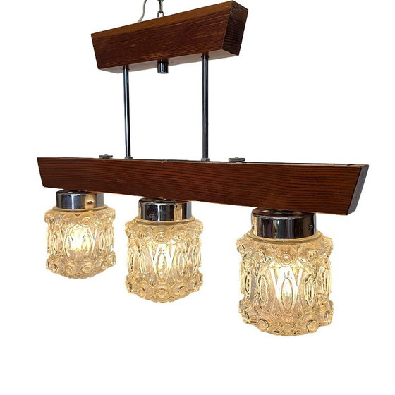 Pendelleuchte im Mid-Century-Stil mit drei gepressten Glasschirmen – Pendelleuchten, Wood (photo 4 of 8)
