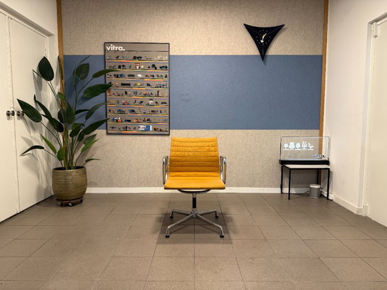 Vitra | Eames | EA107 | Hopsak Naranja | 2 unidades – Sillas de conferencia, Textil, Aluminio (photo 2 of 16)