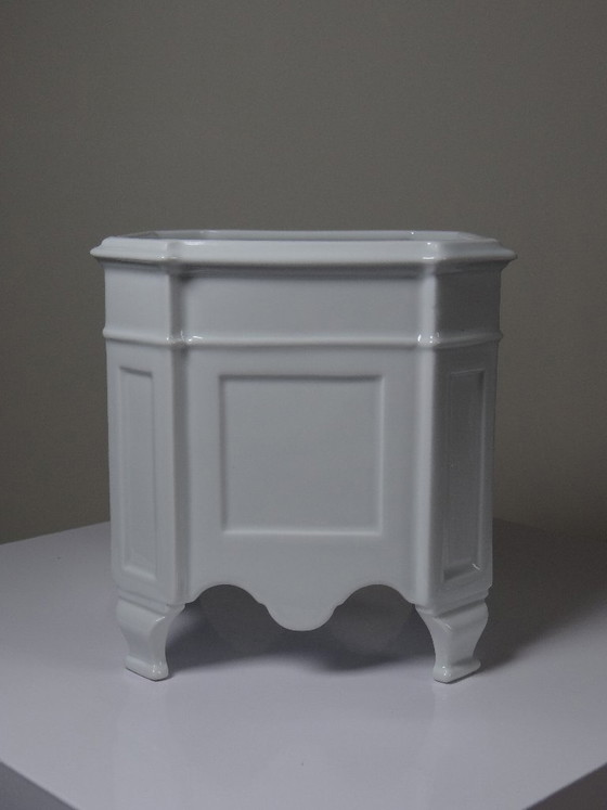 Image 1 of Quadratischer Blumentopf mit Füßen aus weißem Limoges-Porzellan im Rokoko-Stil