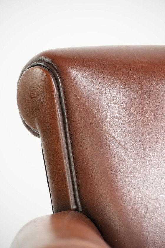 Tijdloze fauteuil/ armchair gemaakt van schapenleer met een mooie Engelse uitstraling – Leather (photo 11 of 13)