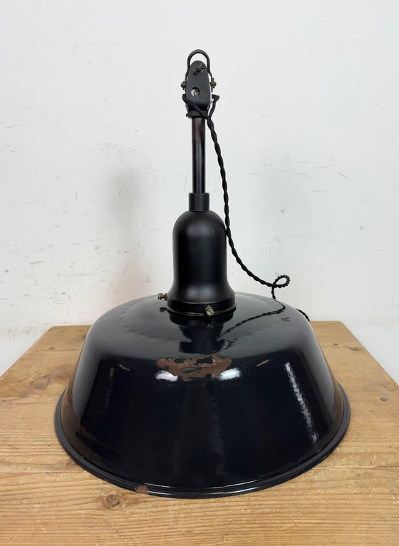 Image 1 of Industriële zwarte emaille fabriekslamp met porseleinen bovenkant, jaren 50