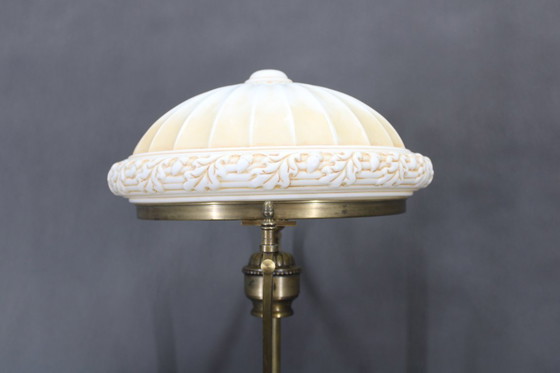 Image 1 of Lampe de table en laiton restaurée des années 1930 avec base en bois et abat-jour en verre
