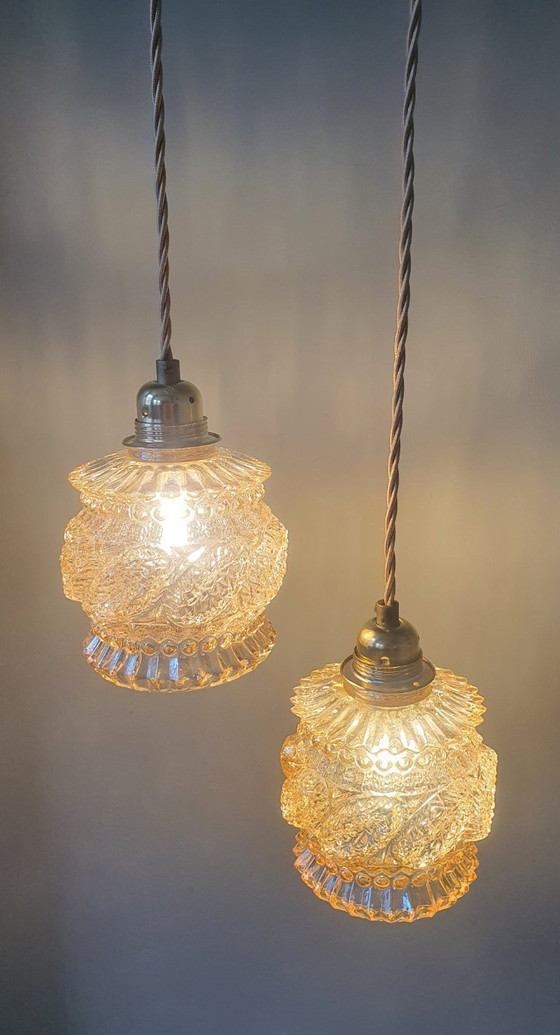 Image 1 of Set van 2 Vintage getextureerde rose / amber getinte hanglampen - midcentury design. 