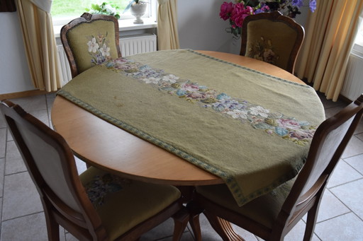 Juego de comedor antiguo de madera con sillas bordadas