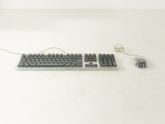 Image 1 of Power Mac G4 Cube et écran Studio 17 pouces, Apple, années 2000, vintage