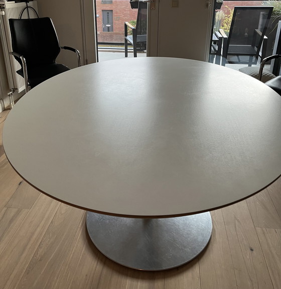 Image 1 of Artifort Dining Table Circle 3 Oval White Leaf