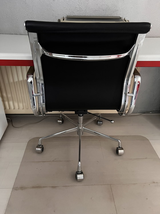 Image 1 of Schwarzer Bürostuhl mit Chromgestell