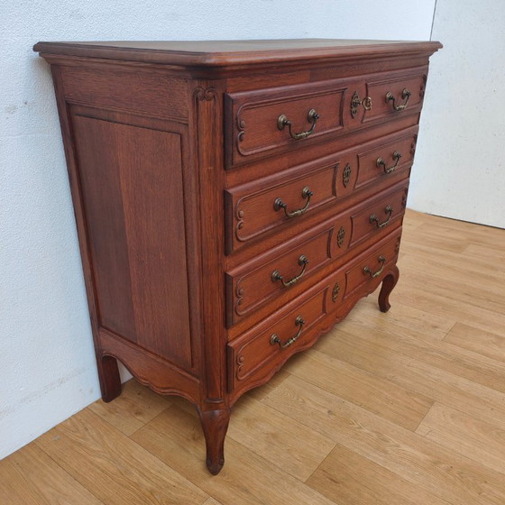 Image 1 of Cassettiera/comò vintage in legno rustico, stile Queen Anne