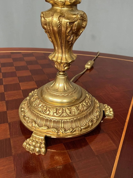 Luxueuse paire de candélabres anciens en bronze doré, dans le style exquis de Louis XV. – Lampes (photo 3 of 6)