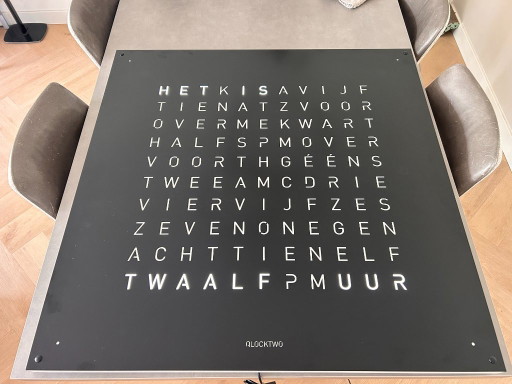 QLOCKTWO EARTH 90 – Pimienta negra – 90x90 cm – klokken, Metal