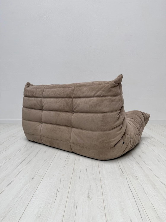 Image 1 of Originales Ligne Roset Togo 2-Sitzer-Sofa von Michel Ducaroy, taupefarbener Alcantara, 1995