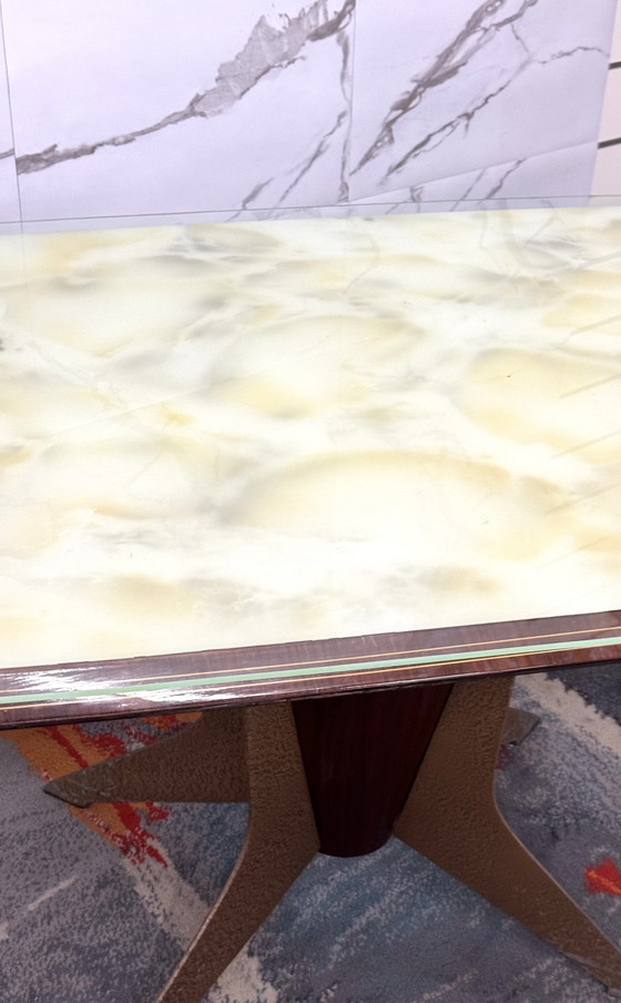 Image 1 of TABLE DE SALLE À MANGER DES ANNÉES 1950 EN PALISSANDRE, VERRE MARBRÉ ET LAITON