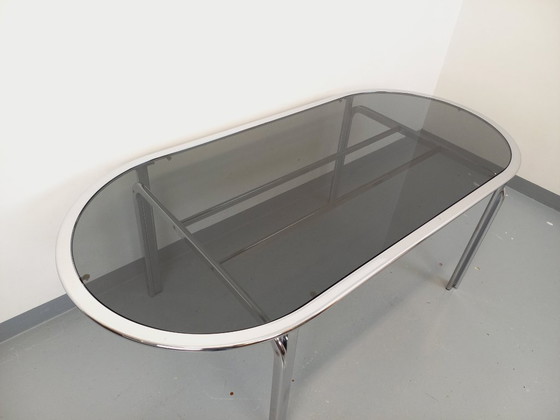 Image 1 of Vintage ovale eettafel van rookglas en verchroomd metaal, in Space Age-stijl uit de jaren 70.