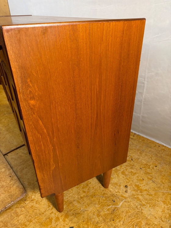 Image 1 of Een zeer gewild teakhouten dressoir in mid-century modern stijl van Nathan, circa 1960-1970.
