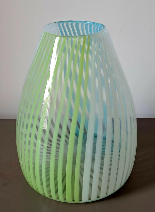 Vase en verre soufflé avec fils de verre opale