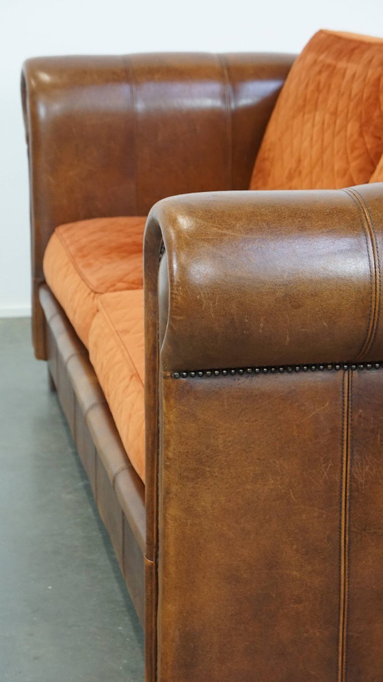 Image 1 of Divano in pelle di pecora da 2,5 posti di alta qualità con cuscini di seduta e schienale in tessuto arancione