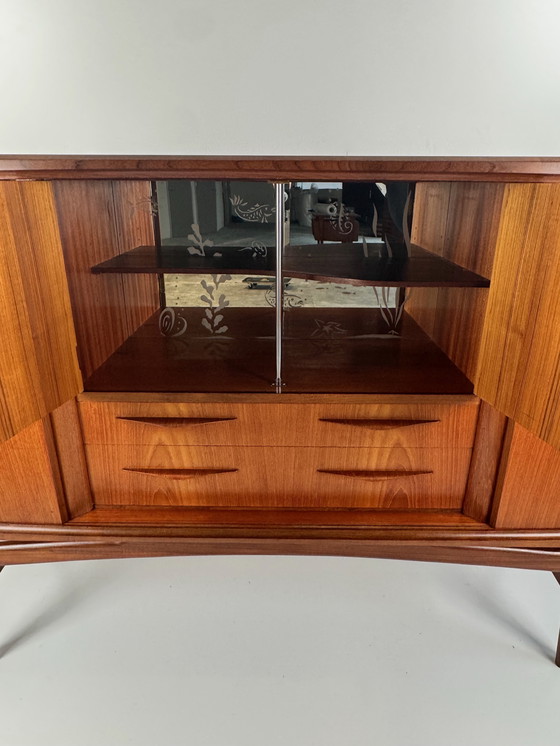 Image 1 of Deens Mid-Century Teak Dressoir – Uitzonderlijk vakmanschap en gebeeldhouwde elegantie