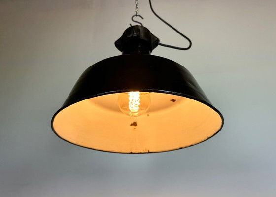 Image 1 of Industrielle Fabriklampe aus schwarzem Emaille mit gusseisernem Aufsatz, 1960er Jahre