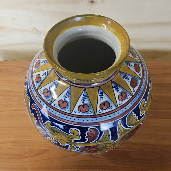 Image 1 of Vintage Majolica Italiaanse Vaas met leeuw-rampant (Hoogte 27cm) kleurrijke vaas (handgemaakt)