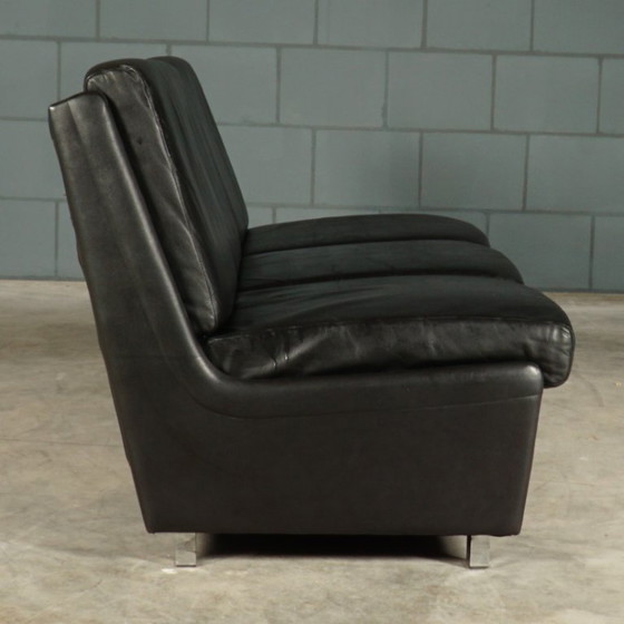 Image 1 of Conjunto de sofás de cuero negro de mediados de siglo – década de 1960