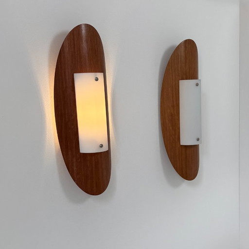 Coppia di applique vintage in legno termoformato e vetro opalino, Francia, 1980