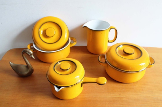 Image 1 of Servizio da tavola vintage color giallo ocra - Thomas Scandic. Ciotole, caraffa e tegamino in stile retrò.