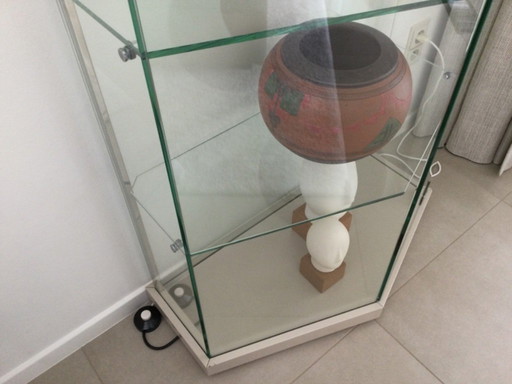 Glazen vitrinekast met verlichting. Volledig uit glas.