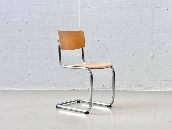 Image 1 of Juego de 4 sillas voladizas Thonet S43 de Mart Stam, fabricadas con tubos de acero cromado y madera contrachapada de haya.