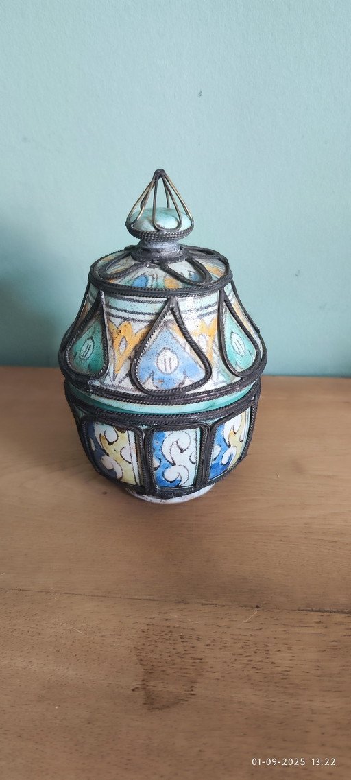 Antica ciotola in ceramica smaltata, realizzata a mano.