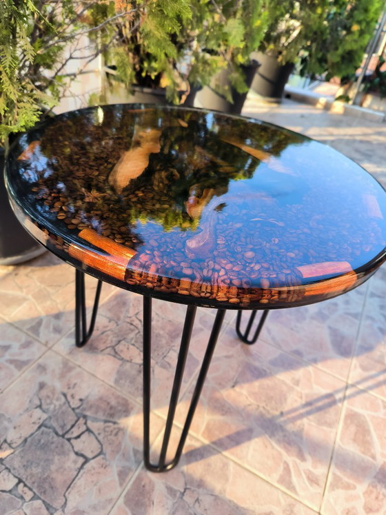Image 1 of Mesa de centro de resina de nogal hecha a mano con granos de café y anís estrellado.