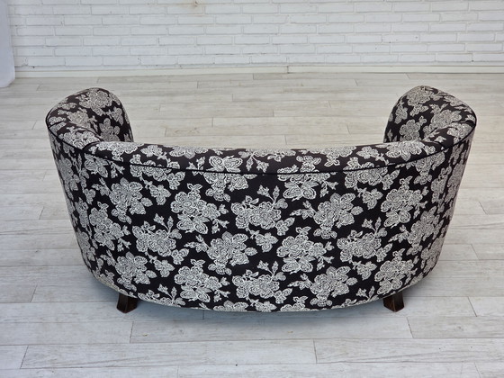 Image 1 of Canapé danois "Banan" 2 places des années 1960, tissu noir et blanc, bois de hêtre