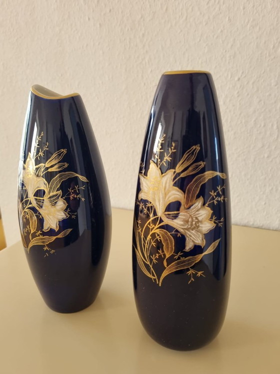 Image 1 of Limburgse porseleinen vazen ​​(2x) – kobaltblauw met gouden lelies – vintage, made in Germany
