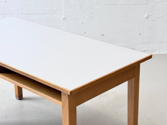 Image 1 of Bureau/werktafel van massief hout met laminaatblad, jaren 50.