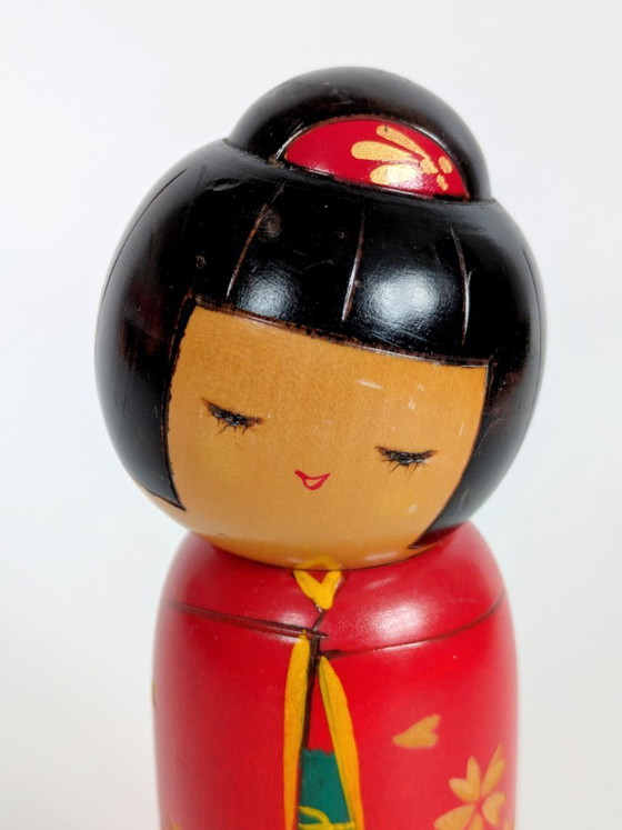 Image 1 of Poupée Kokeshi vintage, figurine en bois d'art populaire japonais, à motif floral rouge, style Wabi-Sabi