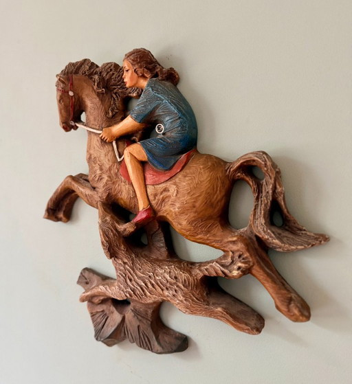 Bassorilievo murale vintage di amazzone al galoppo con cane – wanddecoratie, Plastic (photo 2 of 7)