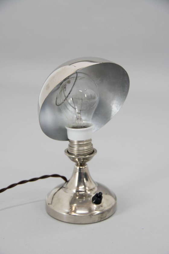 Image 1 of Lampada da tavolo piccola Art Déco degli anni '30, nichelata, con paralume a cupola regolabile.