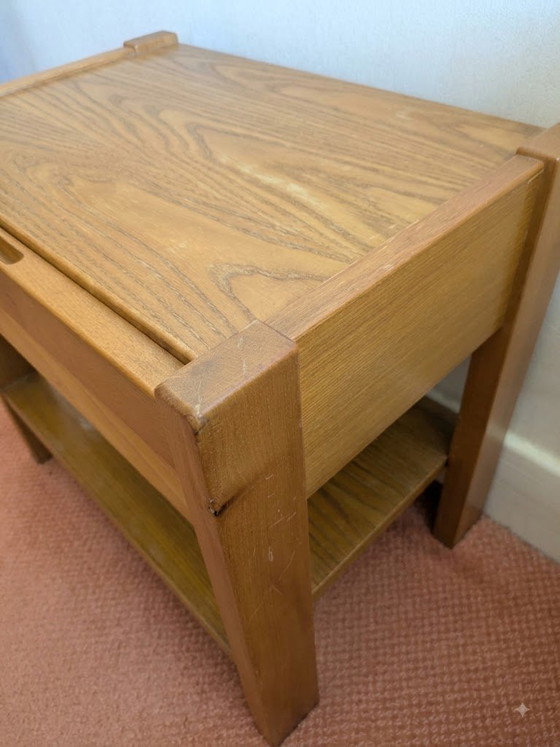 Een paar massief iepenhouten nachtkastjes, toegeschreven aan SIMAT. – Slaaptoebehoren, Wood (photo 3 of 5)