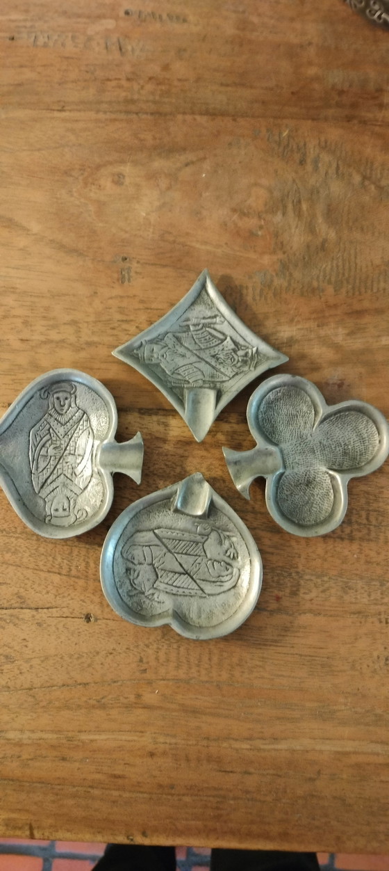 Image 1 of Mini Set Van 4 Asbakjes Met Kaartfiguren Voor Liefhebbers Van Kaarten Uit De Jaren '50/'60 Van E.Warnant Uit Tin Gemaakt