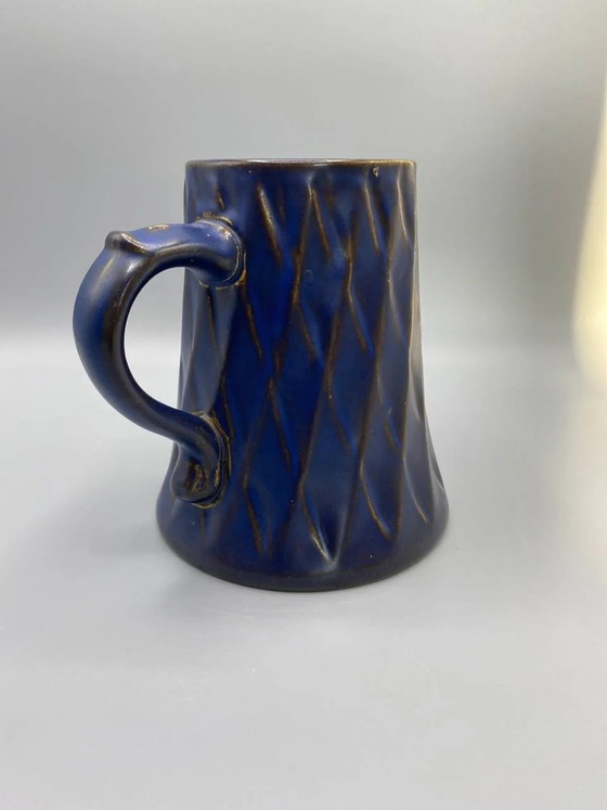 Boccale in ceramica blu cobalto con decorazione a rombi in rilievo, Blümlein Tettnang, Germania – Stoviglie (photo 2 of 6)