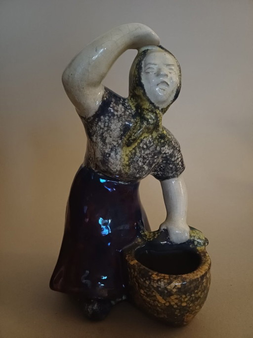 "Fiskargumma" figurine by Michael Andersen & Søn, Bornholm, 1970s. Vintage Scandinavian ceramic. – decoratieve objecten