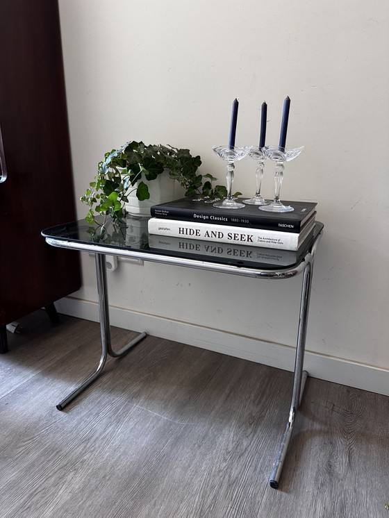 Image 1 of Mesa auxiliar estilo Bauhaus con cristal ahumado