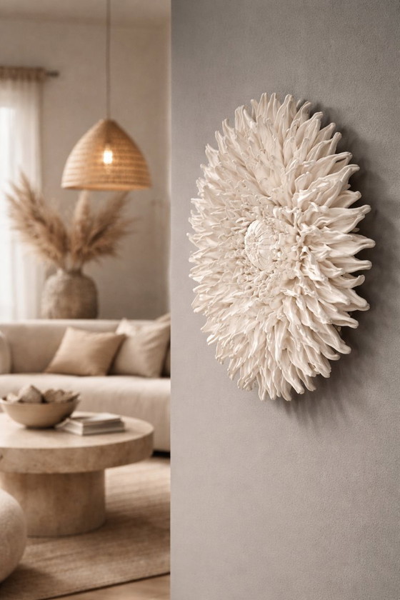 Image 1 of Muurdecoratie, sculptuur, bloemdecoratie, klei, dahlia, organisch bloemenmotief, statement voor je interieur