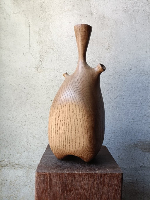 Vaas/sculptuur van gebeeldhouwd massief eikenhout